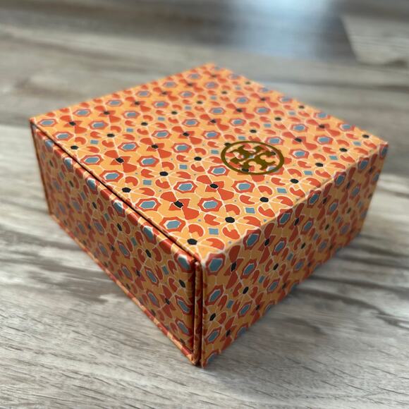 Tory Burch Designer Notepad in Signature Box - Picture 2 of 6